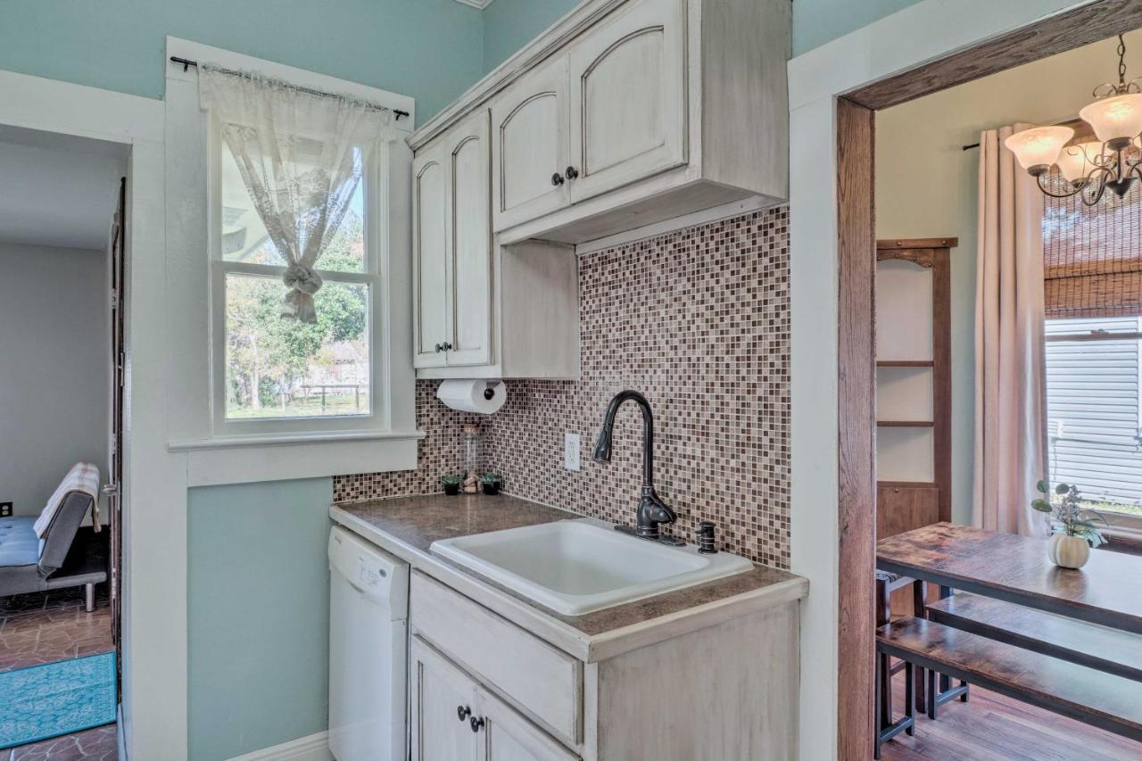 Lake Charles Cottage With Fireplace And Yard! Eksteriør billede